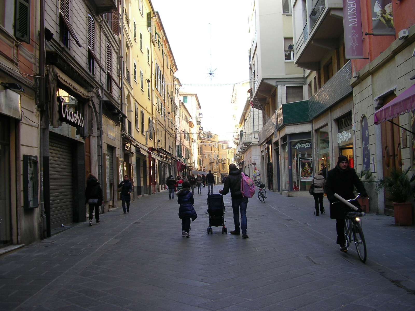 Nel cuore del centro storico della Spezia : Via Prione - Gatte Tricolore