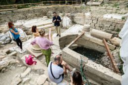 Turisti partecipano al tour alla scoperta delle 24 statue